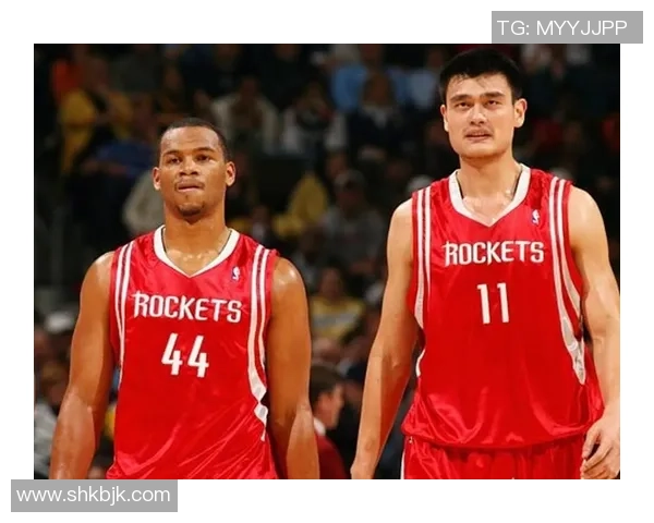 詹姆斯与姚明携手共度篮球时光展现友谊与合作的力量