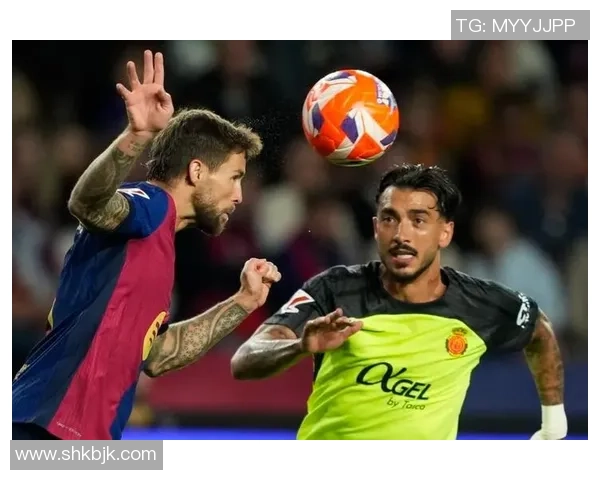 西甲经典对决巴萨惊险逆转曼联全场沸腾的瞬间分析