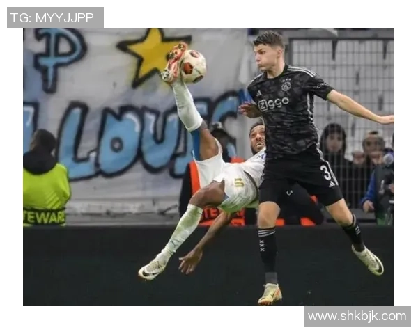 欧联杯惊天冷门里昂4-0狂胜巴萨上演帽子戏法引爆全场激情